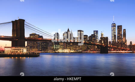 Klassische Ansicht des unteren Manhatten aus Brooklyn Bridge Park Stockfoto