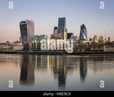 Reflexionen über die Skyline der Stadt London Stockfoto