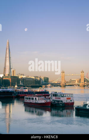 Skyline von London entlang der Themse Stockfoto