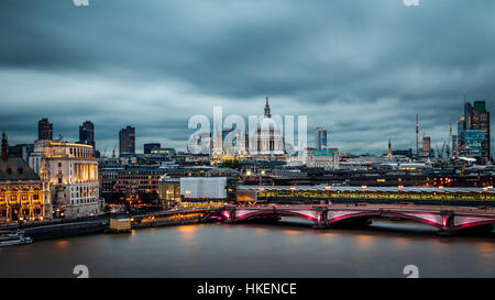 Skyline-Blick auf die Stadt von der Oxo Tower Wharf am Südufer der Themse Stockfoto