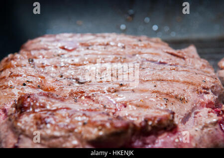 Steak-Dinner Kochen auf dem grill Stockfoto