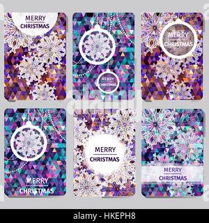 Satz von 6 bunte Frohe Weihnachten und Happy New Year polygonalen Hintergrund mit Schneeflocken, Papier Runde Kugel, Kranz - Baum-Dekorationen. Xmas-Ornamente Stock Vektor