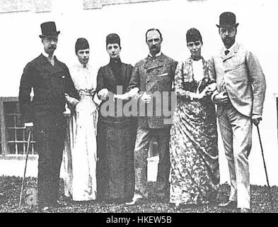 Dieses Bild erinnert an das Goldene Jubiläum eines Paares im Jahr 1882, anlässlich ihres 50. Hochzeitstages. Das Foto zeigt die Feier dieses Meilensteins im Leben und spiegelt die sozialen Gebräuche und familiären Traditionen dieser Zeit wider. Stockfoto