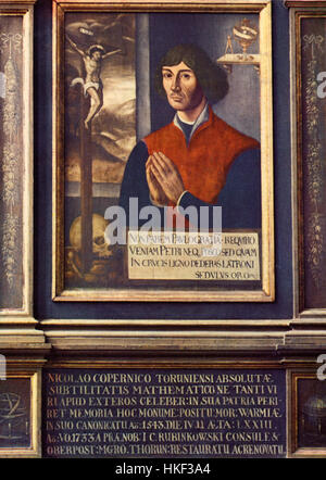 Das Epitaph des Kopernikus in der Johanniskirche in Toruń erinnert an den großen Astronomen Nicolaus Kopernicus. Das Kunstwerk ist ein bedeutender historischer Marker, der seine Beiträge zur Wissenschaft und Astronomie widerspiegelt. Stockfoto