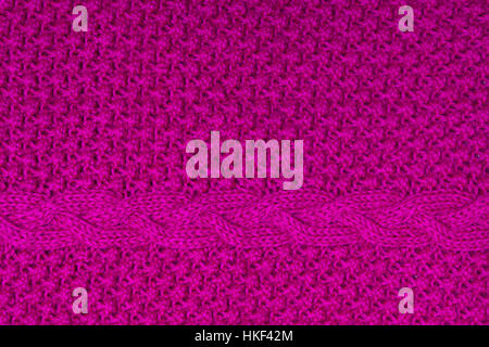 Handgemachte helle Fuchsia gestrickte Textur mit Zopf Stockfoto