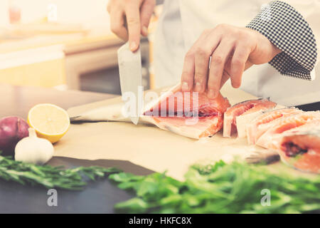 Meeresfrüchte - Koch bereitet Lachs zum Kochen Stockfoto