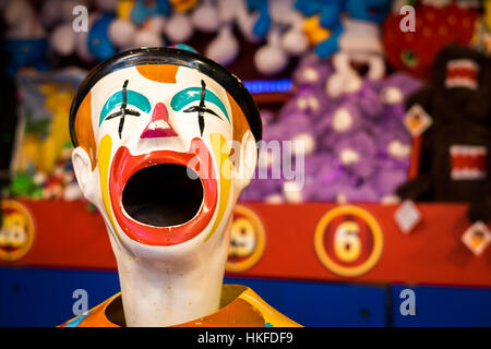 Karneval-Clown-Spiel mit bunten verschwommenen Hintergrund Stockfoto