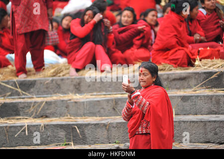 Kathmandu, Nepal. 27. Januar 2017. Nepalesische Hindu Anhänger nimmt Bild durch Mobile während Rituals heiliges Bad im Pashupathnath Tempel, Kathmandu Madhav Narayan Festival oder Swasthani Brata Katha auf Freitag, 27. Januar 2017. Nepalesische Hindu-Frauen ein Fasten und beten zu Göttin Swasthani für eine lange Lebensdauer ihrer Ehemänner und Familie Wohlstand während einem Monat lang fasten fest Feier. Bildnachweis: Narayan Maharjan/Pacific Press/Alamy Live-Nachrichten Stockfoto