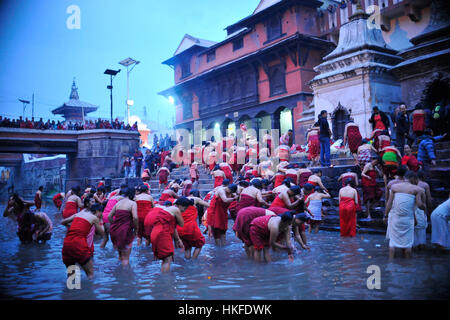 Kathmandu, Nepal. 27. Januar 2017. Nepalesische Anhänger nimmt heiliges Bad im Pashupathnath Tempel, Kathmandu Madhav Narayan Festival oder Swasthani Brata Katha Freitag, 27. Januar 2017. Nepalesische Hindu-Frauen ein Fasten und beten zu Göttin Swasthani für eine lange Lebensdauer ihrer Ehemänner und Familie Wohlstand während einem Monat lang fasten fest Feier. Bildnachweis: Narayan Maharjan/Pacific Press/Alamy Live-Nachrichten Stockfoto