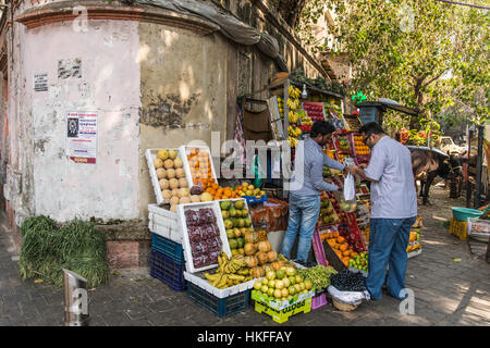 Ein Obst-Verkäufer in Colaba, Mumbai (früher Bombay), Indien. Stockfoto