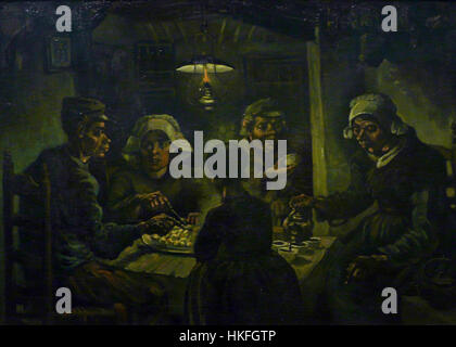 Vincent van Goghs „de Aardappeleters“ (die Kartoffelesser) aus dem Jahr 1885 zeigt eine Gruppe von Bauern in bescheidenem Innenraum, die sich auf ihre mühsame Arbeit konzentrieren. Das Gemälde reflektiert Van Goghs frühen Stil und seine Fokussierung auf die rauen Realitäten des ländlichen Lebens. Stockfoto