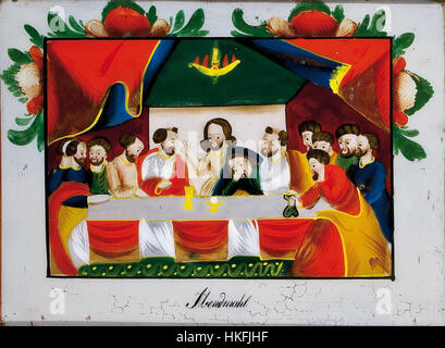 Das Hinterglasbild Abendmahl Schwarzwald ist ein deutsches Glasgemälde aus dem 19. Jahrhundert, das die biblische Szene des Letzten Abendmahls darstellt. Dieses Stück zeigt die unverwechselbare Technik der Rückglasmalerei mit lebendigen Farben und komplexen Details, die typisch für die Volkskunst des Schwarzwaldes sind. Stockfoto