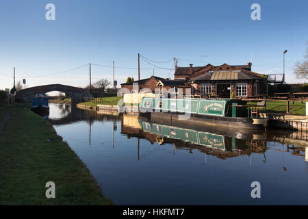 Shropshire Union Canal, Cheshire, England.  Malerische Aussicht auf die Shropshire Union Canal bei Bates Mill Lane. Stockfoto