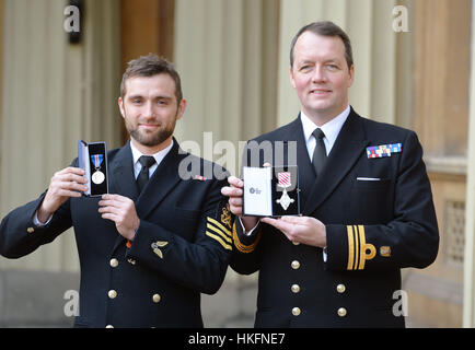 Petty Officer Alan Speed (links) und Lieutenant Commander Richard Lightfoot nachdem sie die Königin ausgezeichnet wurden der Tapferkeit-Medaille und das Air Force Cross bzw. durch den Prince Of Wales im Rahmen einer Investitur Zeremonie am Buckingham Palace, London. Stockfoto