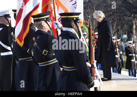 Premierminister Theresa May legt einen Kranz auf dem Nationalfriedhof Arlington in Washington DC, USA, vor ihrem Treffen mit Präsident Donald Trump. Stockfoto