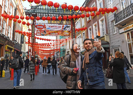 Ein paar Stellen in der Gerrard Street in Chinatown, London, da Vorbereitungen vor dem chinesischen Neujahrsfest am Wochenende getroffen werden. Stockfoto