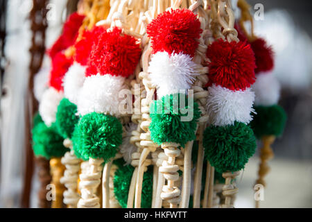 Rot, weiß und grün gefärbt Peitschen auf dem Bauernmarkt zum Verkauf. Traditionelle Tricolor Leder Peitschen für ungarischen Hirten und Reiter. Flache dept Stockfoto