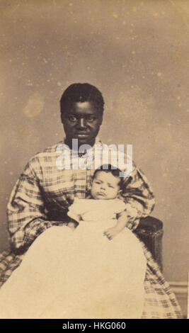 Dieses ergreifende Gemälde mit dem Titel „Tante Susan, eine Sklavenfrau, die ein weißes Baby pflegt“ hebt die komplexen Beziehungen der Sklaverei in den Vereinigten Staaten hervor. Das Kunstwerk fängt einen historischen Moment ein und zeigt die Rolle der Versklavten Frauen in einer Zeit rassischer und sozialer Ungleichheiten. Sie erinnert an die Not versklavter Individuen und ihren Beitrag zur Gesellschaft. Stockfoto
