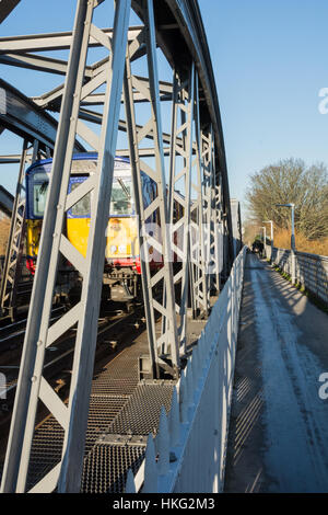 Ein Südwestpassagierzug überquert die Barnes Bridge in London, England, Großbritannien Stockfoto