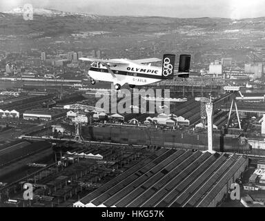 Die erste der beiden Short Skyvan leichte Transporte für die griechische nationale Fluggesellschaft Olympic Airways fliegt über die neuen £7million Gebäude andocken und £1 .25million Portalkran bei Harland &amp; Wolff Werft in Belfast. Griechische Transport Tycoon Aristotle Onassis ist der größte Aktionär in Harland &amp; Wolff und alleiniger Eigentümer von Olympic Airways. Sein Schiff und Skyvan Käufe sind Wert über £18million Belfasts Wirtschaft. Stockfoto