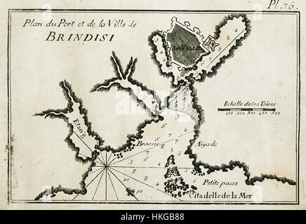 Diese Karte von Joseph Roux aus dem Jahr 1804 zeigt den Hafen und die Stadt Brindisi in Italien. Das detaillierte Layout zeigt die Infrastruktur und den Hafen der Stadt, die zu dieser Zeit für Handel und militärische Aktivitäten wichtig waren. Stockfoto