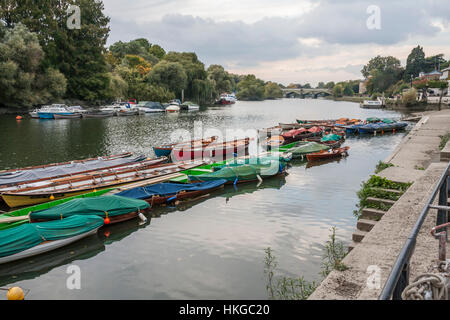 Eine malerische Aussicht auf den Fluss bei Richmond upon Thames, Surrey, England zeigt die Boote, Fluss und Brücke Stockfoto