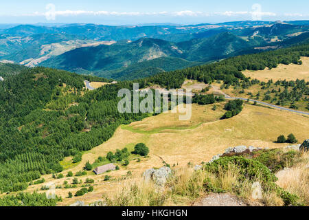 Die Ardèche-Berge aus der Spitze des Mont-Gerbier-de-Jonc-Massivs (Südost-Frankreich) betrachtet. Stockfoto