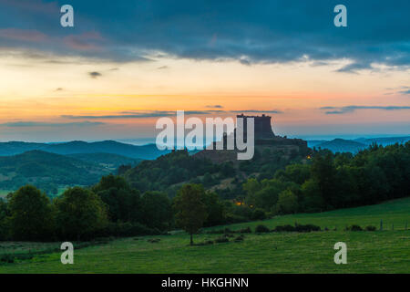 Murol (Zentralfrankreich): die Burg Murol bei Sonnenaufgang. Stockfoto