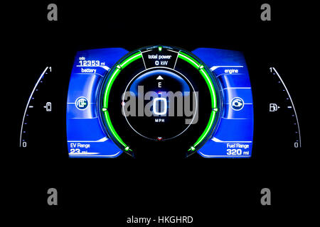 Modernes Licht Auto Laufleistung (Armaturenbrett, Tachostand) auf schwarzem Hintergrund isoliert. Laufleistung von einem Elektro-Auto mit Batterien. Neue Anzeige eines modernen Autos. An Stockfoto