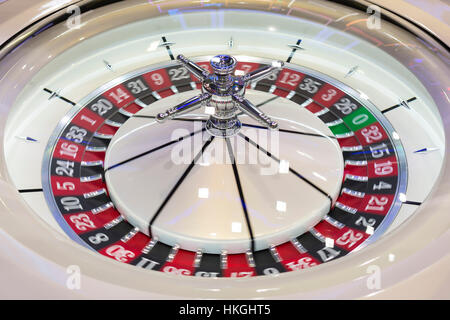 Modernen Roulette-Tisch im Casino. Ball in der rotierenden Spielautomaten. Bunte Roulette-Rad. Stockfoto