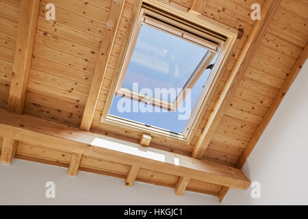 Aus Holz Dachfenster Stockfoto