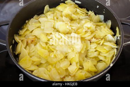 Ein traditionelles spanisches Omelett auf Pfanne vorbereiten. Die spanische Küche. Spanische Tortilla Stockfoto