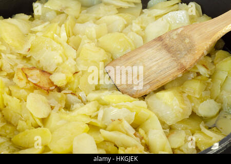 Vorbereitung ein traditionelles spanisches Omelett hautnah. Die spanische Küche. Spanische Tortilla Stockfoto