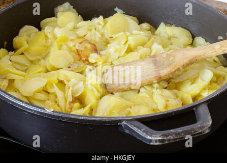 Ein traditionelles spanisches Omelett auf Pfanne vorbereiten. Die spanische Küche. Spanische Tortilla Stockfoto