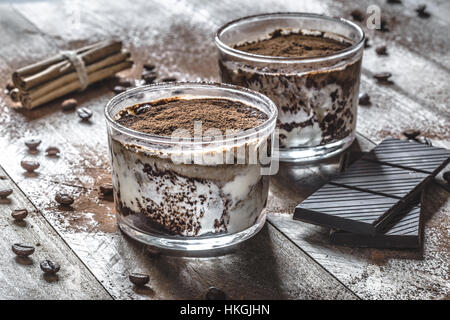 Traditionelle italienische Dessert Tiramisu in einer Glasschale Stockfoto