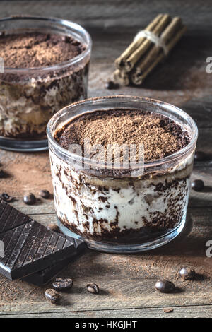 Tiramisu im Glas auf Vintage Tisch. Stockfoto