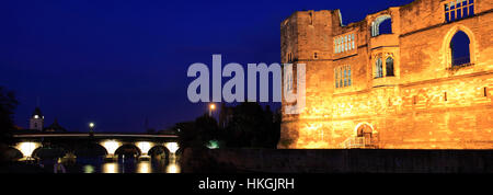 Abenddämmerung Blick über die Ruinen von Newark Castle, Newark auf Trent, Nottinghamshire, England, Großbritannien, Großbritannien Stockfoto