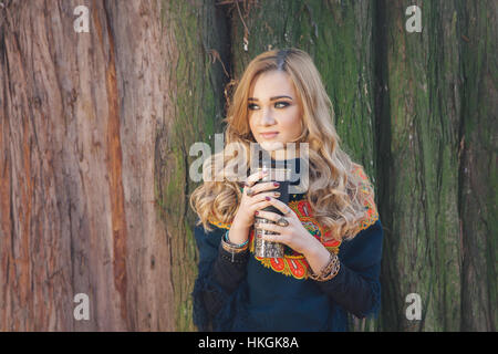 Winter-Porträt einer schönen jungen Frau, heißen Tee trinken Stockfoto