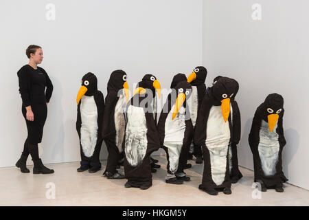 Pinguine, 2012, von Laura Ford. Verstrickt: Threads & Making vereint mehr als 40 internationalen Künstlerinnen bei Turner Contemporary in Margate, Kent. Die Ausstellung mit einem All-Frau Line up Künstler läuft vom 28. Januar bis 7. Mai 2017. Stockfoto