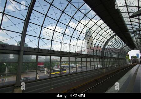 Berlin, Deutschland. Der unterirdische Bahnhof Spandau Stockfoto