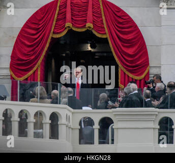 Washington, DC, USA, 20. Januar 2017 Präsident Donald Trump gibt erhobener Faust Zeichen, wie er zurück in das Kapitol geht nach Abgabe seiner ersten Ansprache an die Nation Foto von Mark Reinstein Stockfoto