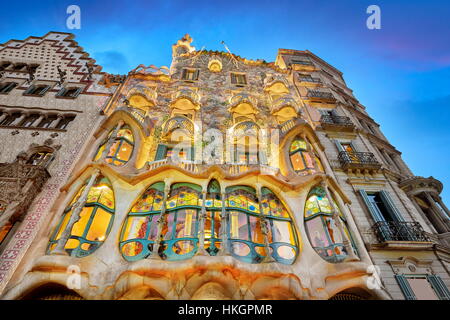 Casa Batllo Haus Design von Antonio Gaudi am Abend, Barcelona, Spanien Stockfoto