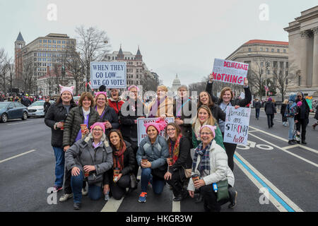Washington, DC, USA, 21. Januar 2017 Frauen mit Anzeichen während des Protestes März in Washington, DC.  Foto von. Mark Reinstein Stockfoto