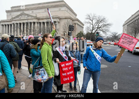 Washington, DC, USA, 21. Januar 2017 Frauen mit Anzeichen während des Protestes März in Washington, DC.  Foto von. Mar3k Reinstein Stockfoto