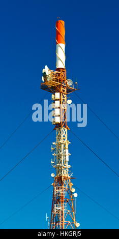 Antennenmasten auf blauen Himmel Stockfoto