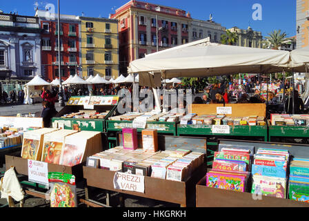 Neapel, Italien. Piazza Dante (Dante-Platz), die Merkmale von gebrauchten Büchern Stände. Stockfoto