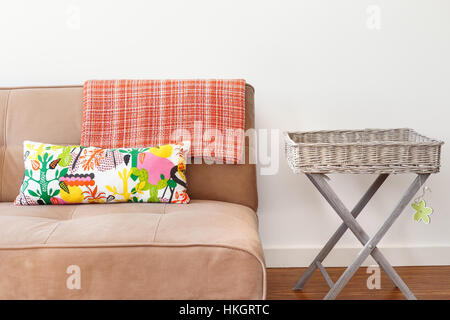 Nahaufnahme einer Couch mit Decke und Kissen Stockfoto