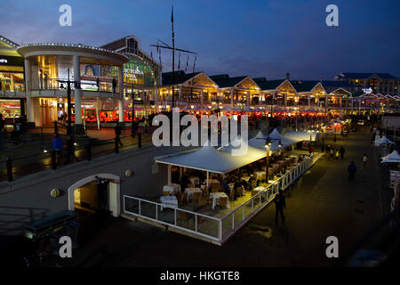 Victoria Wharf Shopping Mall, an V & A Waterfront in der Abenddämmerung, Cape Town, Südafrika Stockfoto