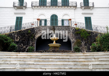 Neapel, Kampanien, Italien. Die Villa Floridiana ist ein großer Park im Stadtteil Vomero. Hinteren Gärten der Villa mit dem Brunnen und die Marmortreppe. Heute ist der Park einer der öffentlichen Parks in der Stadt Neapel. Die Villa stammt aus dem 1816 bei Ferdinand I von Haus von Bourbon, König beider Sizilien, erwarb das Anwesen. Der König schenkte dann die Eigenschaft als Standort für ein Urlaubsdomizil seiner morganatischen Ehefrau Lucia Migliaccio Partanna, Herzogin von Floridia, dem hat die Villa ihren Namen entnommen. Stockfoto