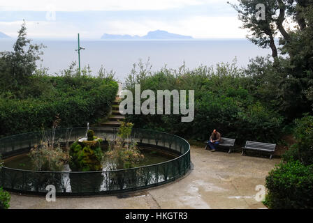 Neapel, Kampanien, Italien. Die Villa Floridiana ist ein großer Park im Stadtteil Vomero. Hinteren Gärten der Villa mit Sumpfschildkröten und im Hintergrund die Insel Capri. Heute ist der Park einer der öffentlichen Parks in der Stadt Neapel. Die Villa stammt aus dem 1816 bei Ferdinand I von Haus von Bourbon, König beider Sizilien, erwarb das Anwesen. Der König schenkte dann die Eigenschaft als Standort für ein Urlaubsdomizil seiner morganatischen Ehefrau Lucia Migliaccio Partanna, Herzogin von Floridia, dem hat die Villa ihren Namen entnommen. Stockfoto